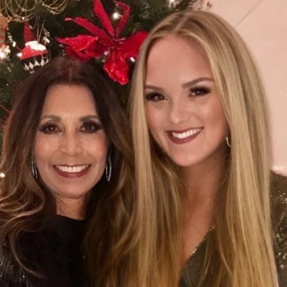 Hi my name is Nicole! Welcome! Make any offers! - Picture 1 of 1